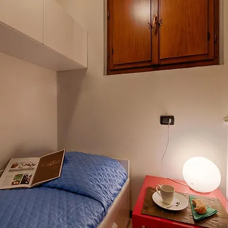 Modern Lakefront 2-bedroom Acquaseria