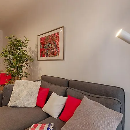 Modern Lakefront 2-bedroom *