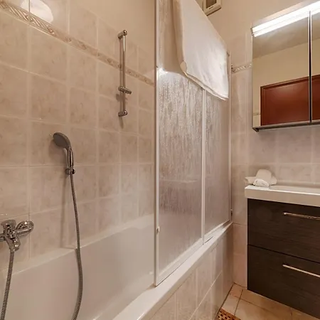 Modern Lakefront 2-bedroom Apartamento *